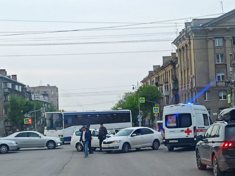 Стоит скорая: на перекрестке Ленина-Московская столкнулись два автомобиля