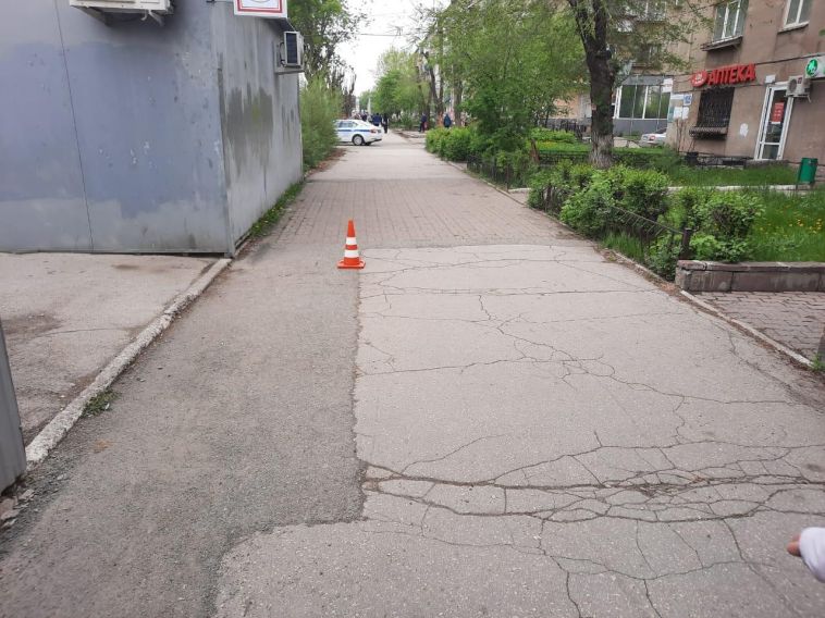 В Магнитогорске молодой парень на электросамокате сбил пенсионера