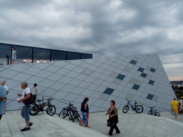 В парке «Притяжение» посетительница попыталась пробить стену здания