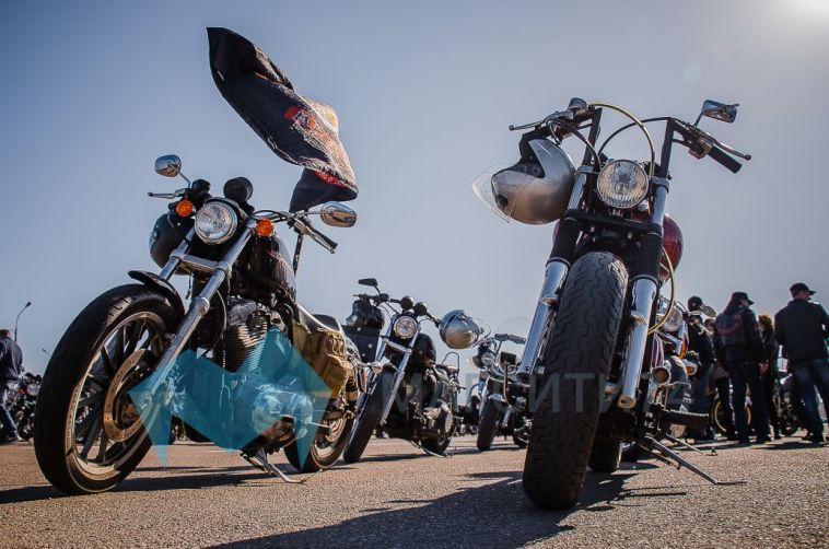 Сотрудники ГИБДД штрафуют мотоциклистов-нарушителей
