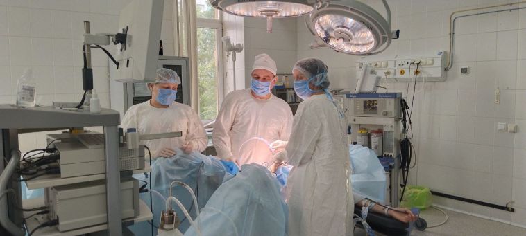 «Сдавливала все органы»: челябинские гинекологи удалили пациентке гигантскую опухоль