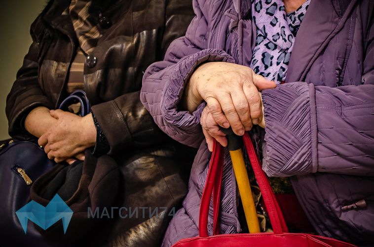 Спасатели пытались через окно попасть к южноуральской пенсионерке, которая заперлась у себя дома