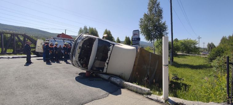 Спасатели помогали ликвидировать последствия ДТП в Челябинской области