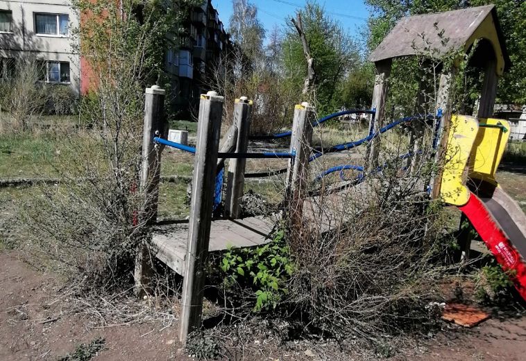 «Наркоманы делают закладки»: магнитогорцы пожаловались на опасную детскую площадку