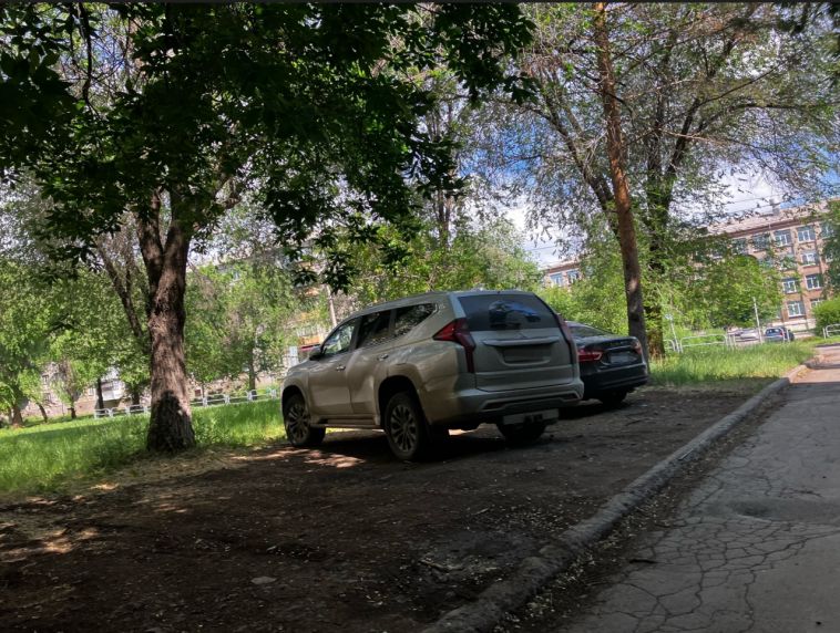 В Магнитогорске жалуются на парковку автомобилей на газонах