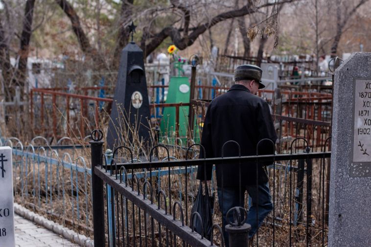 Вандалы разрушили памятники на кладбище в Челябинске