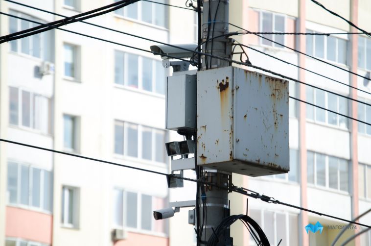 В Магнитогорске на пересечении улиц Труда и Тевосяна монтируют камеры