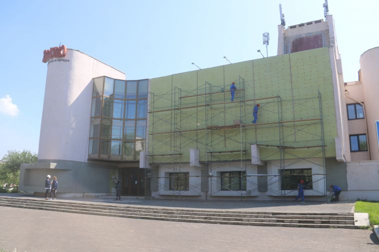Глава города проверил, как идет ремонт театра куклы и актера «Буратино»