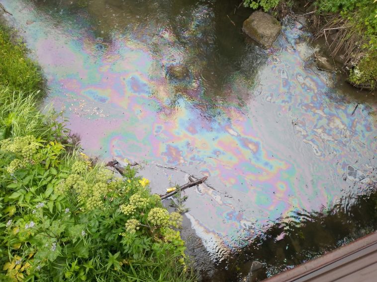Работают спасатели: на Южном Урале нефтепродукты попали в реку