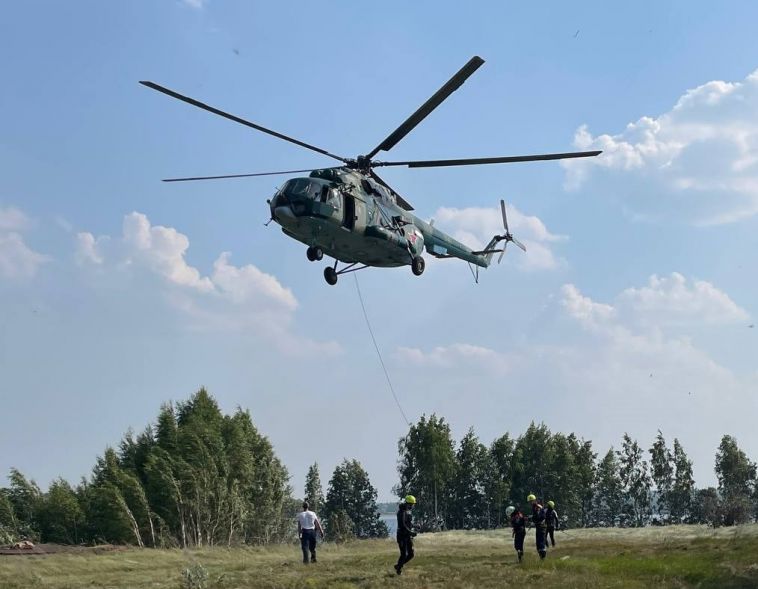 Южноуральские спасатели отработали навыки спуска с вертолета на воду