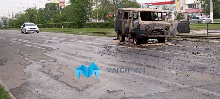 Из-за горящего автомобиля в Магнитогорске встали трамваи