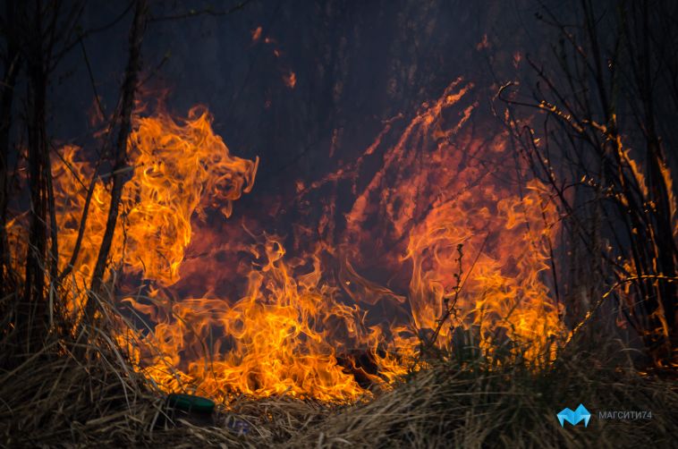 Южноуральские огнеборцы тушат два пожара в Усть-Катаве