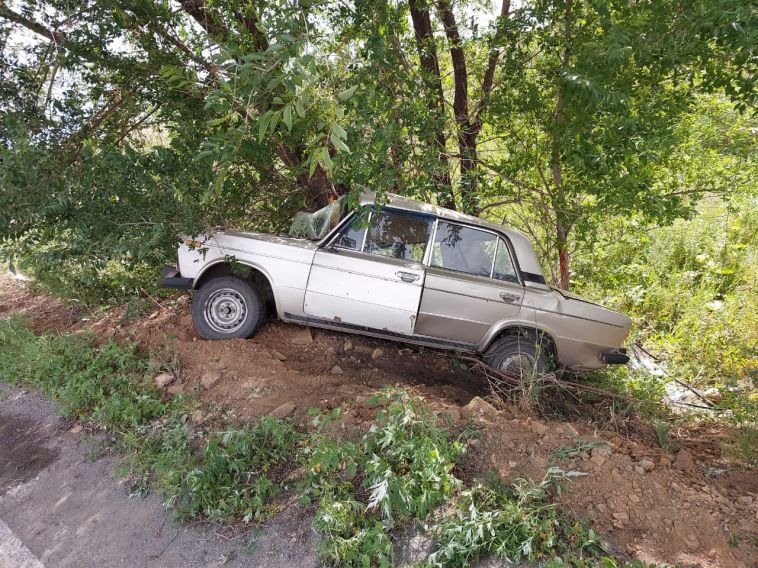 В Магнитогорске автомобиль при буксировке врезался в дерево