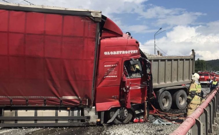Накануне южноуральскую трассу перекрывали из-за столкновения трёх грузовиков
