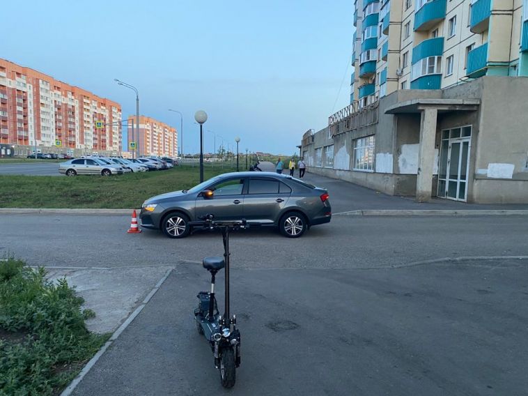 В Магнитогорске водитель иномарки сбил подростка на электросамокате
