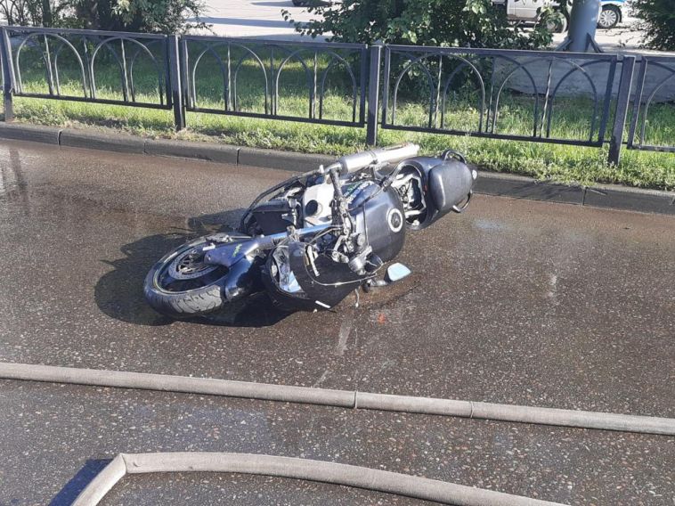 В Магнитогорске мотоциклист не справился с управлением и врезался в дорожное ограждение