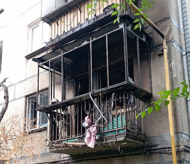 В Магнитогорске из-за неосторожного обращения с огнём загорелась квартира