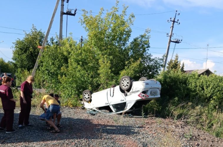 В Магнитогорске произошла авария, в результате которой перевернулся автомобиль