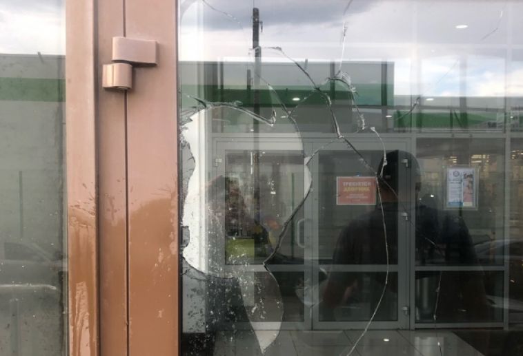 В Магнитогорске мужчина разбил стекло входной двери ТЦ