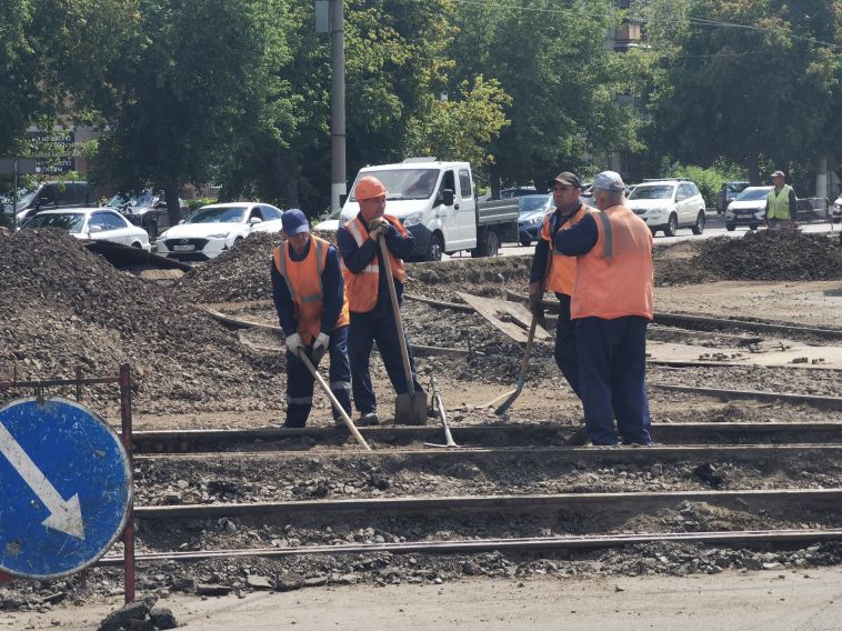 В Магнитогорске ремонтируют трамвайный переезд