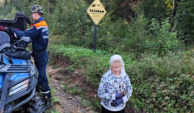 Южноуральские спасатели вывели из леса двух пенсионерок и ребенка