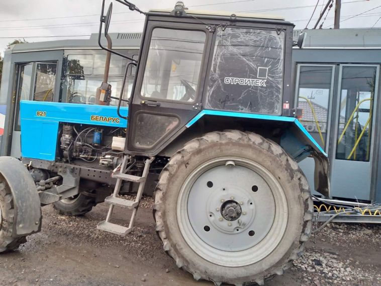 В Магнитогорске трактор столкнулся с траваем