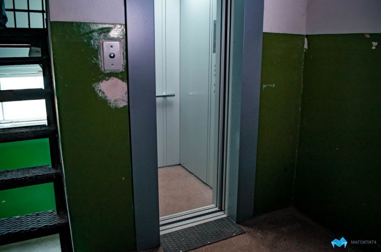 В Магнитогорске женщина пыталась насильно затащить девочку в свою квартиру
