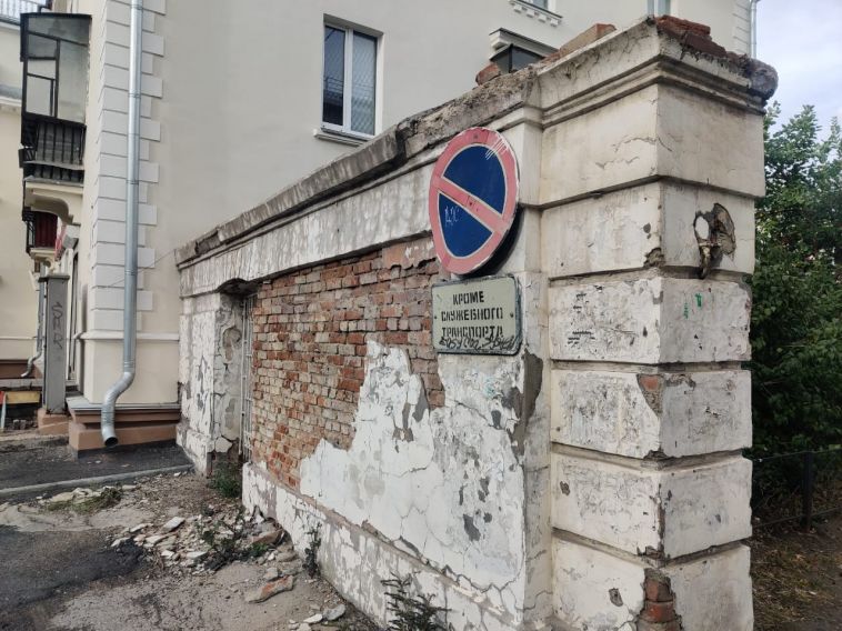 Магнитогорец пожаловался на состояние ограждения у недавно отремонтированного дома по проспекту Ленина