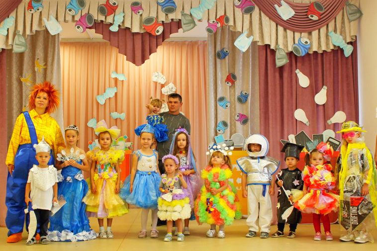 Воспитанники детского сада надели костюмы из пакетов, фантиков и салфеток