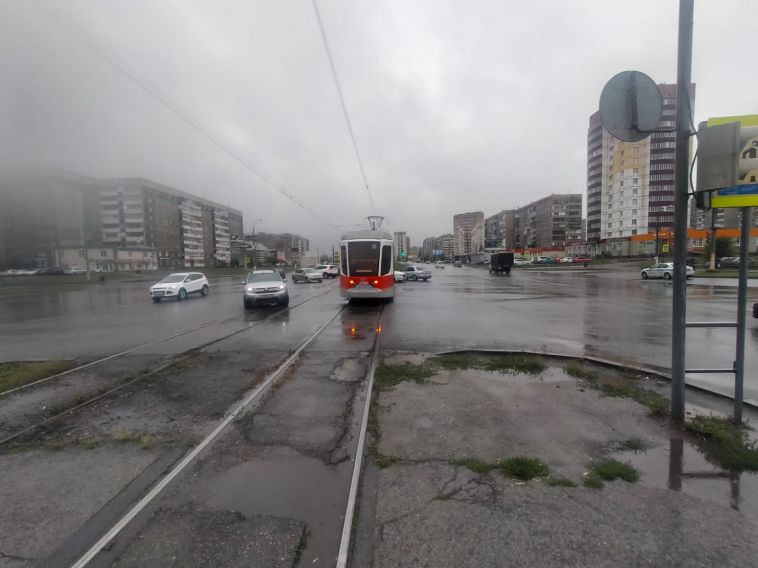В Магнитогорске на выходных в ДТП пострадали три пешехода и пассажирка трамвая