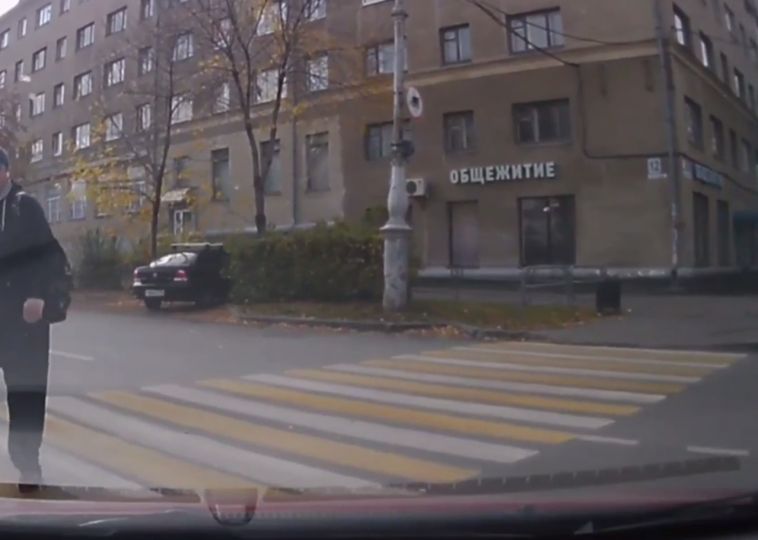 В Магнитогорске пешеход брызнул автоледи в лицо из газового баллончика