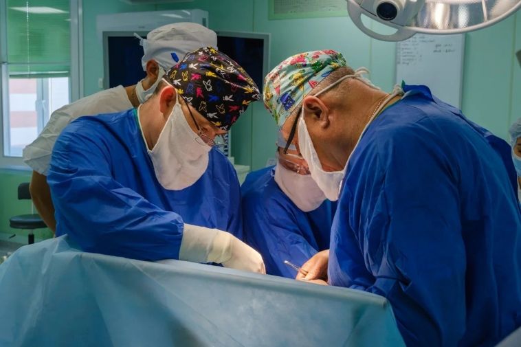 Челябинские хирурги впервые провели резекцию печени ребенку лапароскопическим методом