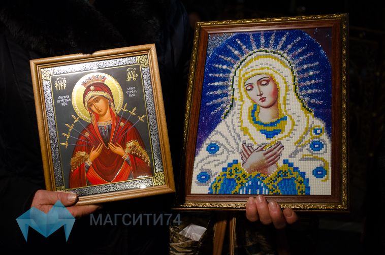Жительница России попыталась вывезти в Дубай старинные икону и крест