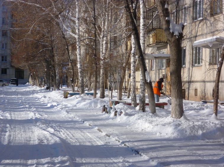 Куда жаловаться, если во дворе не убирают снег