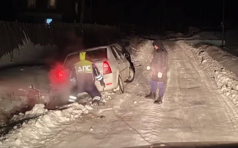 В Миассе сотрудники ГИБДД помогли вытащить автомобиль с семьей из кювета