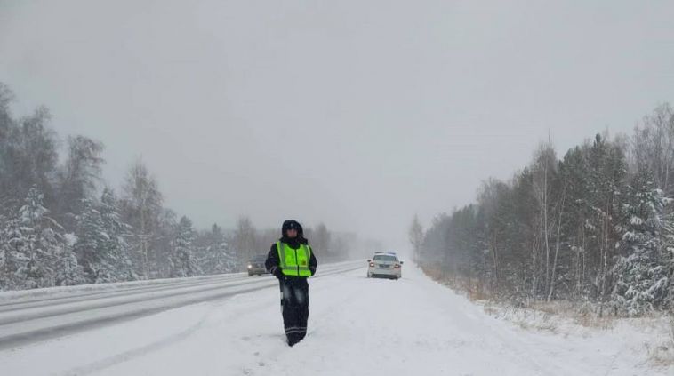 На юге Челябинской области перекрыли дороги из-за непрекращающегося снегопада