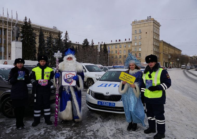 В Магнитогорске продолжается акция «Полицейский Дед Мороз»