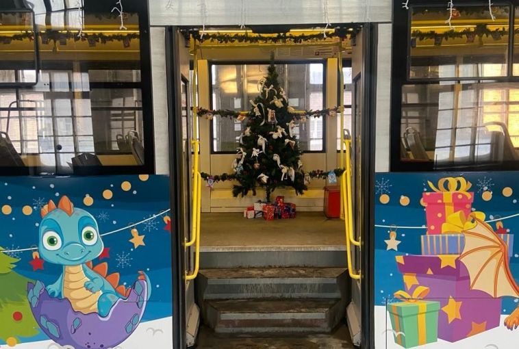 В Магнитогорске трамваи и автобусы украсили к Новому году