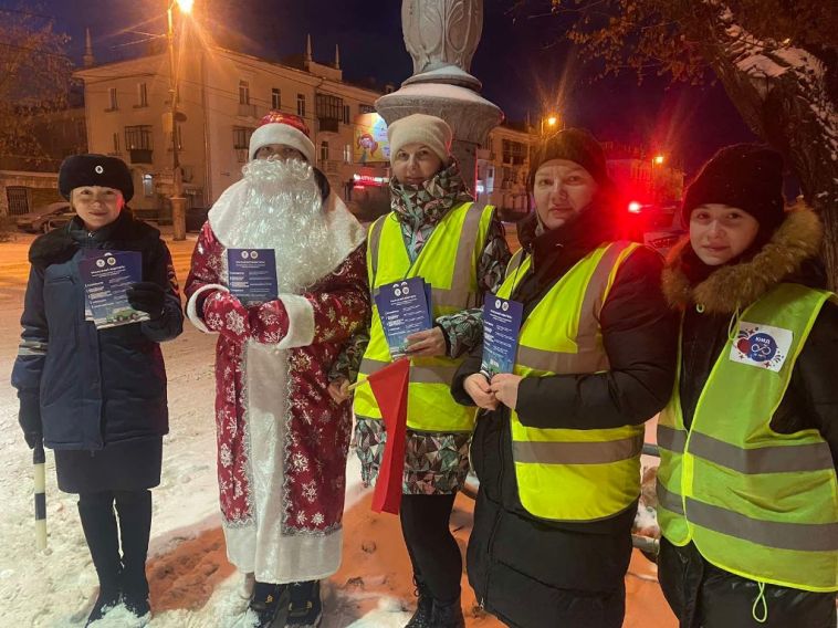 В Магнитогорске «Полицейский Дед Мороз» дежурил на пешеходном переходе