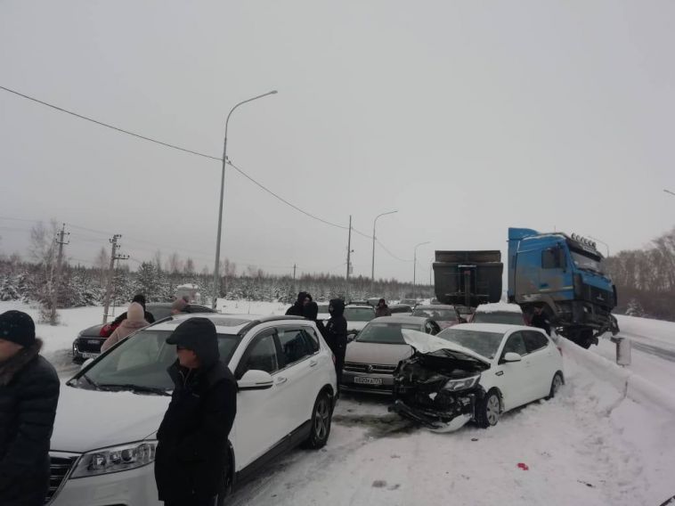 На южноуральской трассе в ДТП столкнулись 13 машин