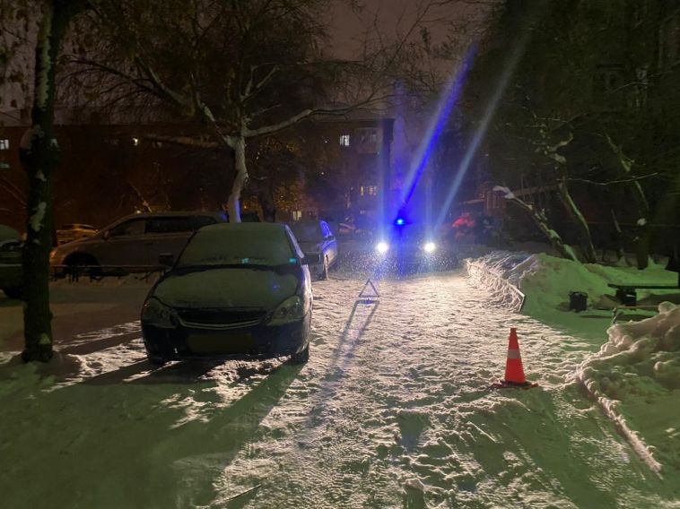 В Магнитогорске 7-летний ребенок выехал на ледянке под колеса машины