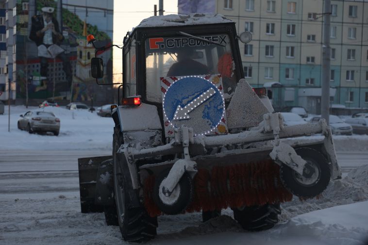 Магнитогорск очищают от снега. Горожан просят убрать автомобили