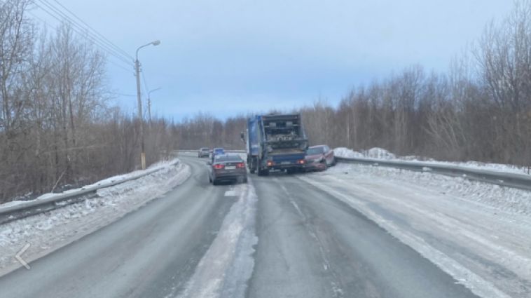 В Магнитогорске легковушка въехала в мусоровоз