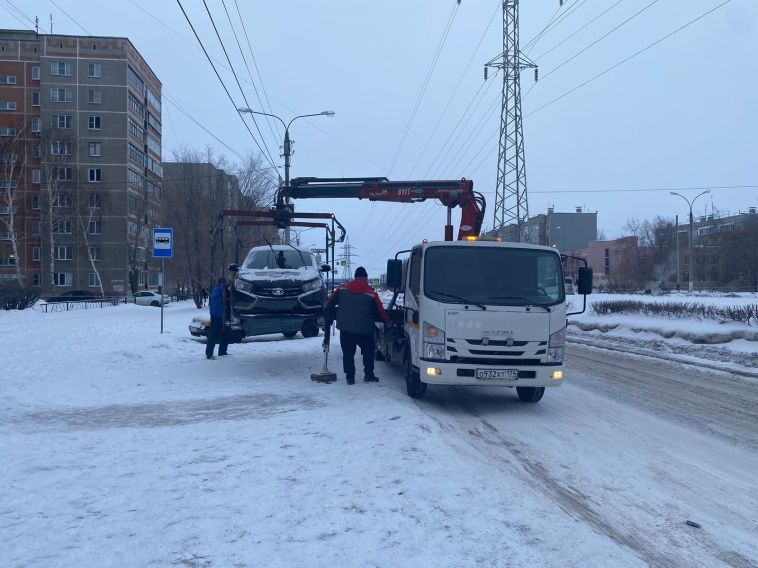 Сотрудники ГИБДД штрафуют за парковку в неположенных местах