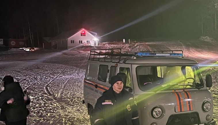 Южноуральские спасатели обнаружили в лесу замерзающего сноубордиста