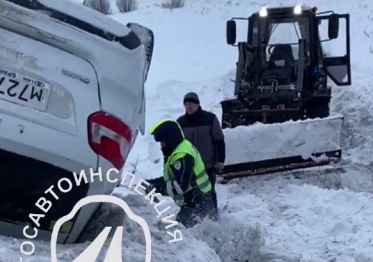 На трассе под Магнитогорском перевернулась легковушка