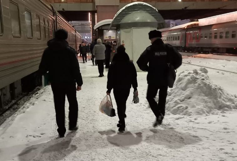 В Челябинске транспортные полицейские сняли с поезда школьницу-беглянку