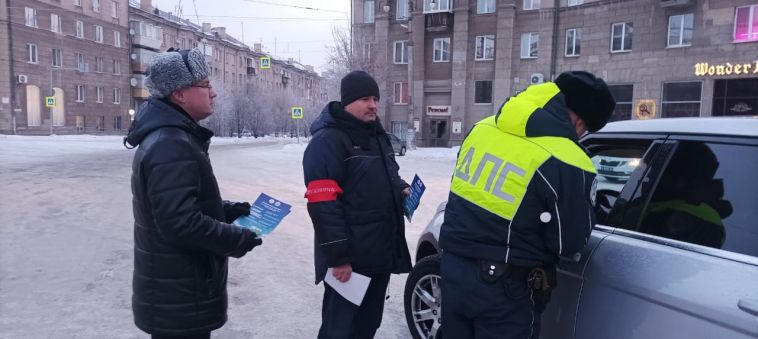 Сотрудники ГИБДД проверяют родителей-водителей