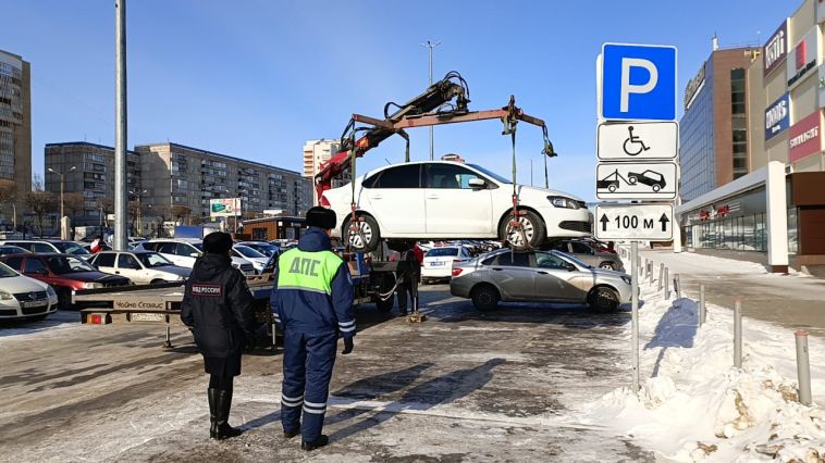 Сотрудники ГИБДД проверили, как паркуются водители у торговых центров города