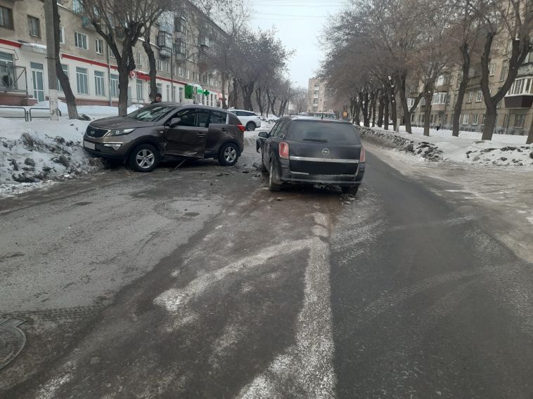 В Магнитогорске женщина-водитель не уступила дорогу и устроила ДТП